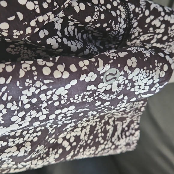 Lululemon Speed Shorts Paisley Black & White   sz 4 - Picture 8 of 8